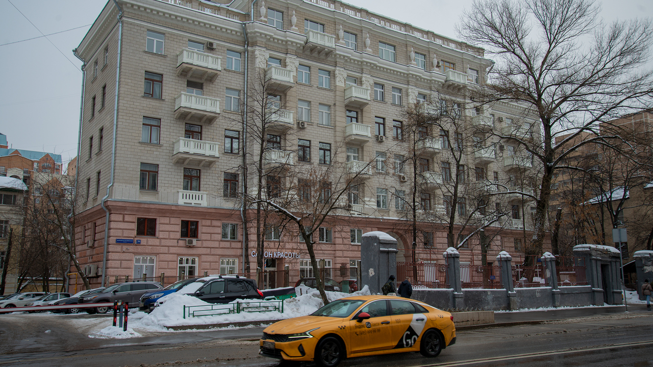 «Дом сталинских соколов». Кто сегодня живет в доме Наркомата оборонной и  авиационной промышленности СССР - Мослента