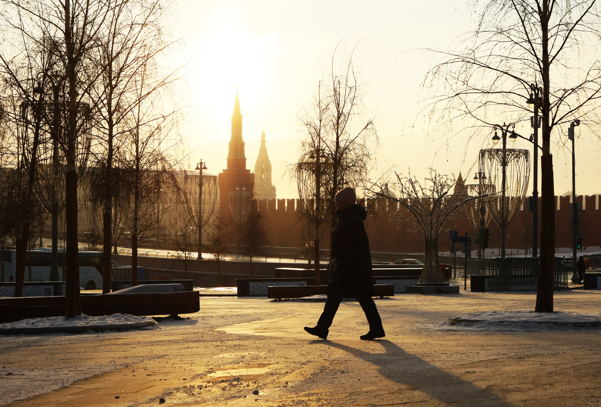 На улице 0 градусов. Москва весной. Снег в Москве. Небольшой снег.