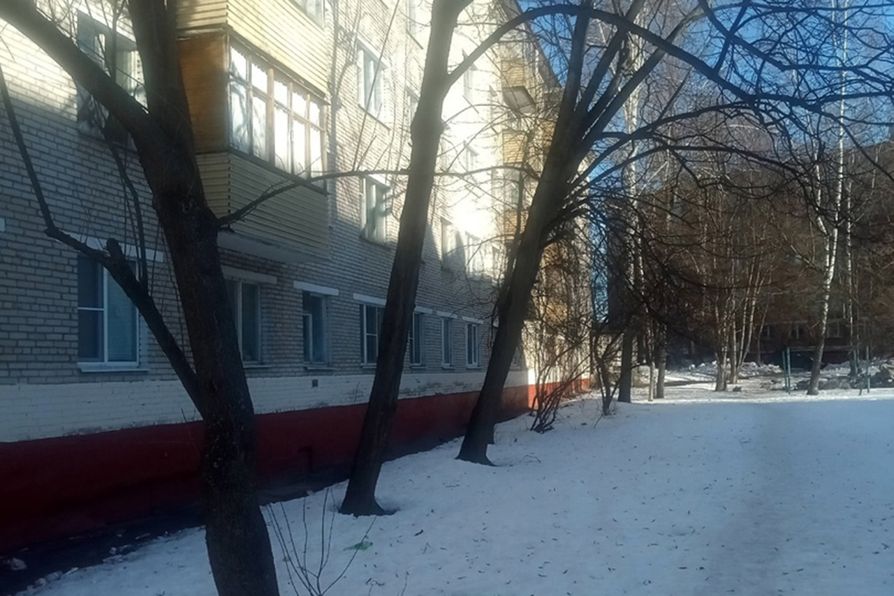 Жители Москвы пожаловались на соседа, выбрасывающего из окна бутылки с мочой