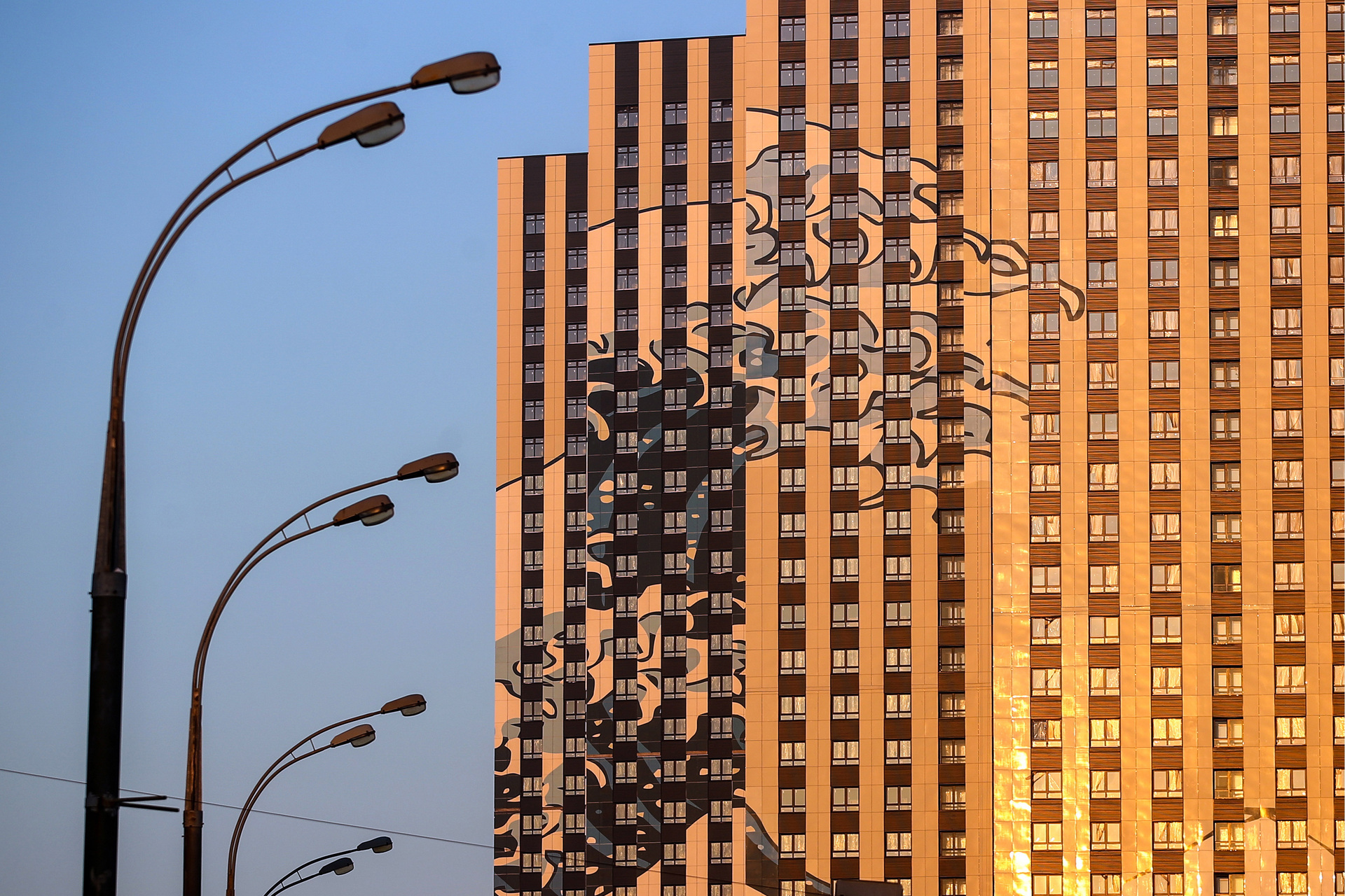 Вид на башни «Токио» в жилом комплексе бизнес-класса «Эталон-Сити» в районе Северное Бутово. Рисунок на фасаде зданий повторяет гравюру «Большая волна в Канагаве» японского художника периода Эдо Кацусики Хокусая