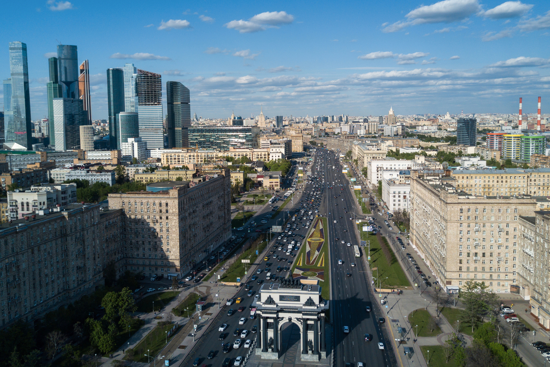 Автомобильное движение на Кутузовском проспекте в Москве