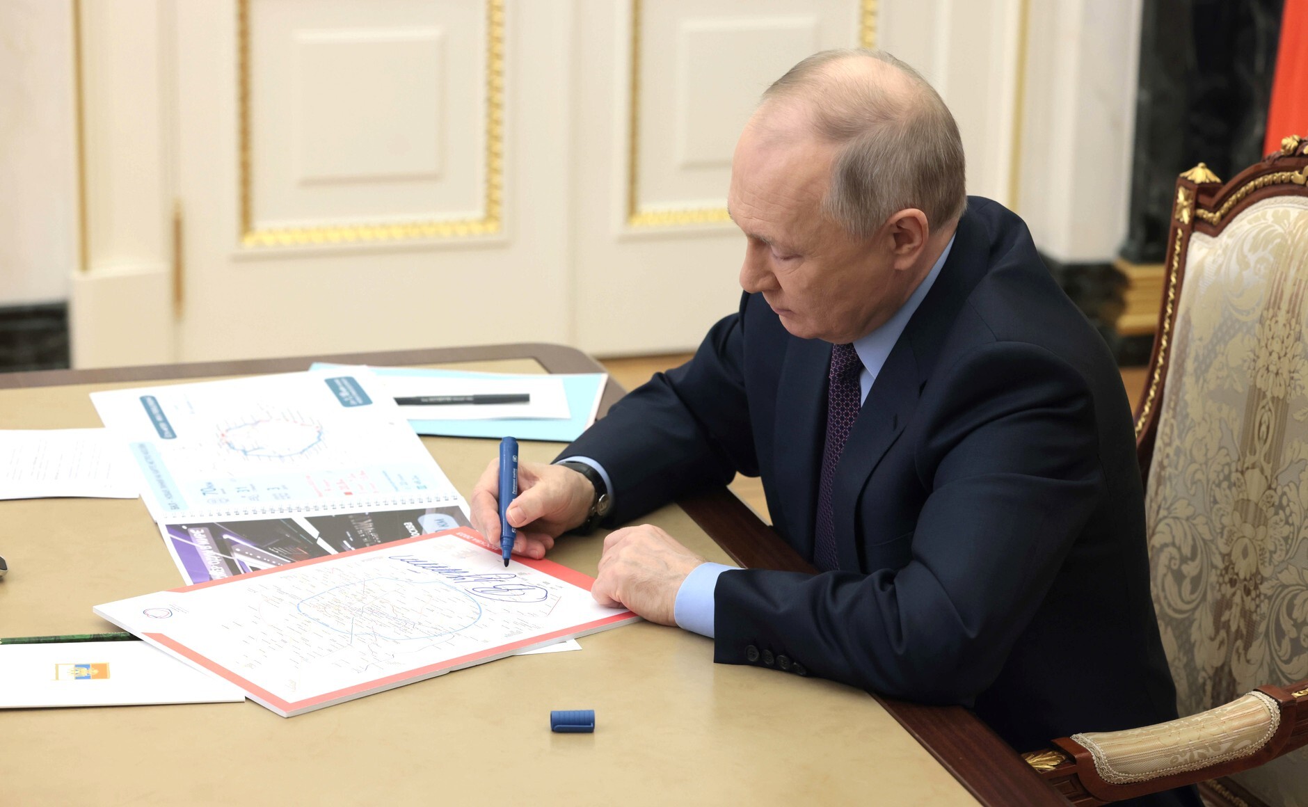 Копии географической схемы с подписью президента России Путина появятся на станциях метро