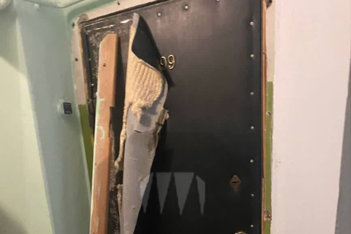 Хулиган устроил погром и изрезал входные двери в многоэтажке на севере Москвы