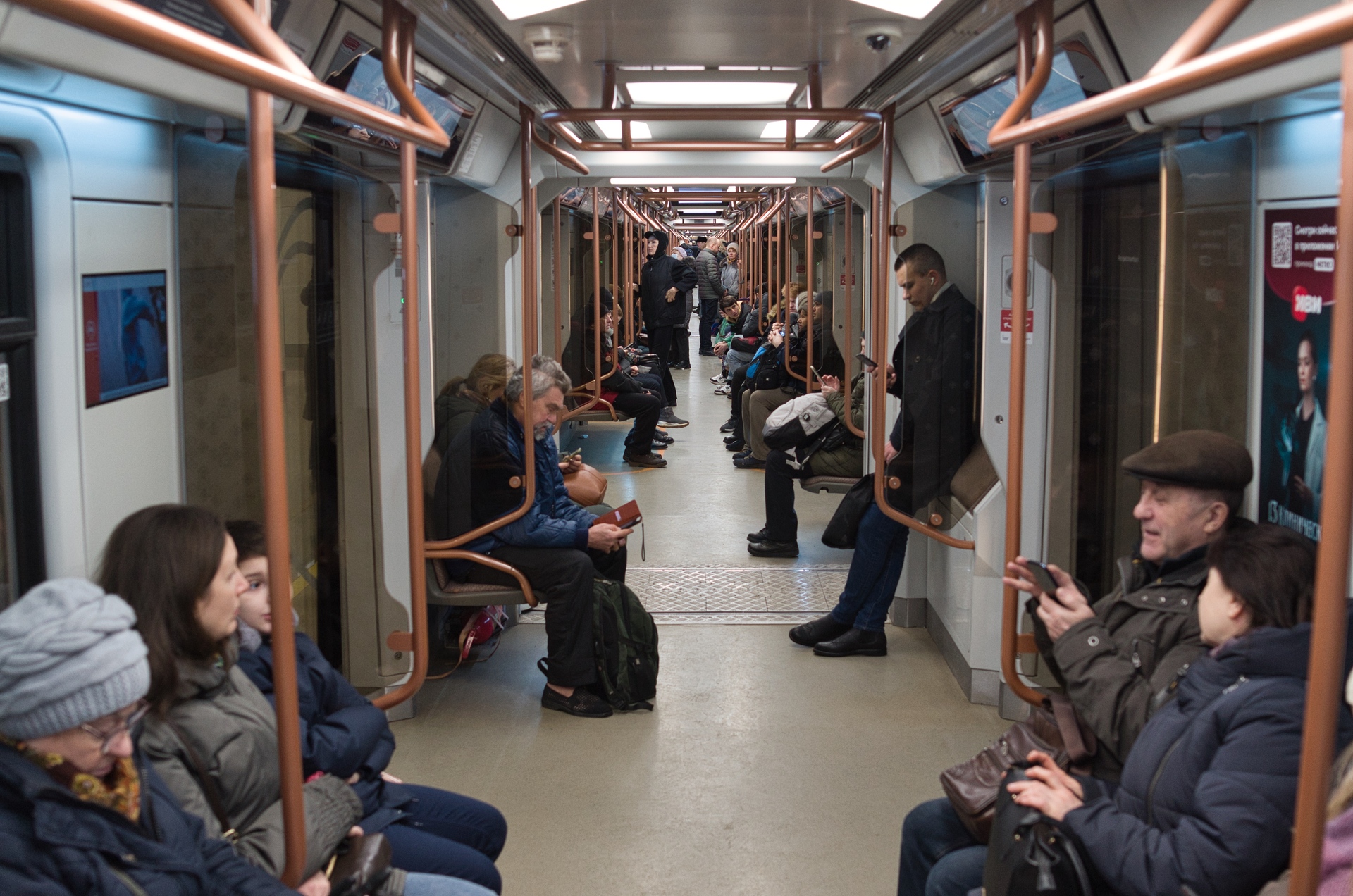 Москвичи забывали на Большом кольце московского метро купальник и медицинский снимок
