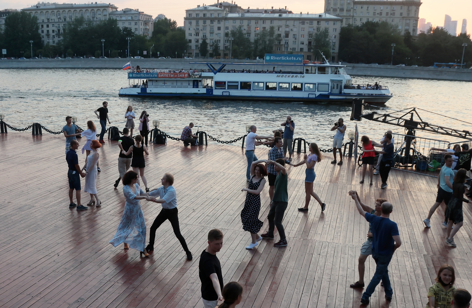 Танцы на набережной в парке горького. Парк Горького танцевальная площадка. Танцы на Пушкинской набережной. РИА новости парк культуры.