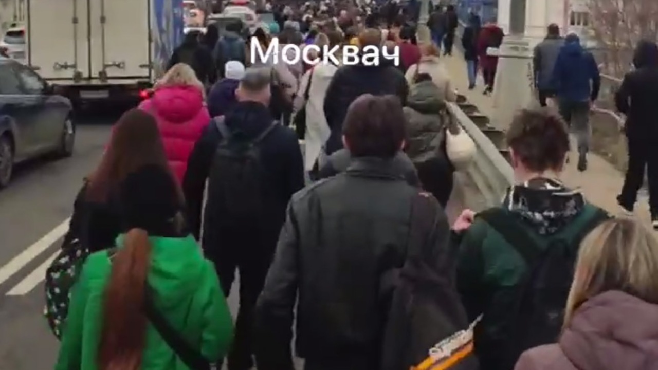 Москвичи толпой вышли на проезжую часть возле МКАД и попали на видео ...