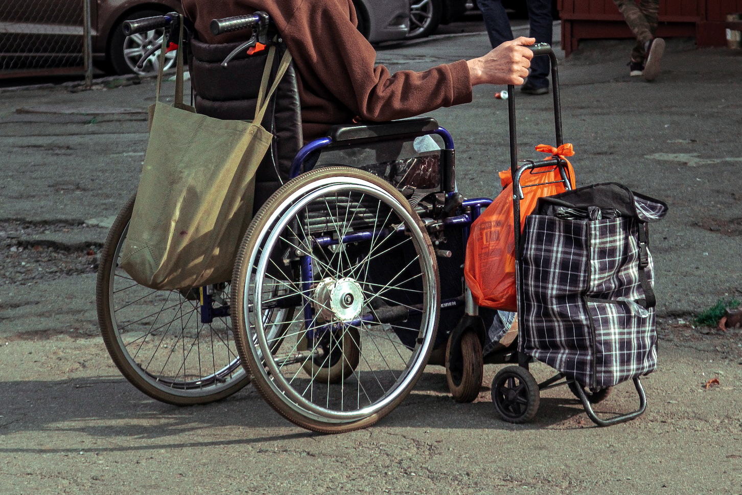 В Москве инвалид-колясочник подрался с пенсионером в очереди в туалет