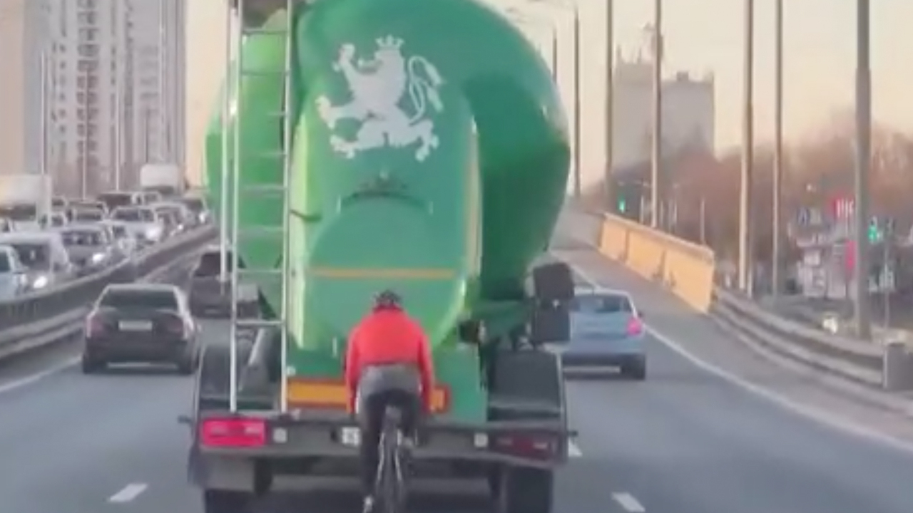 Велосипедист промчался по московскому шоссе со скоростью 80 километров ...