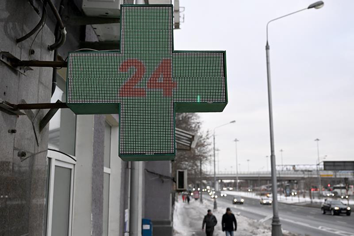 Женщина под тяжестью собственного веса провалилась сквозь крыльцо аптеки в Москве
