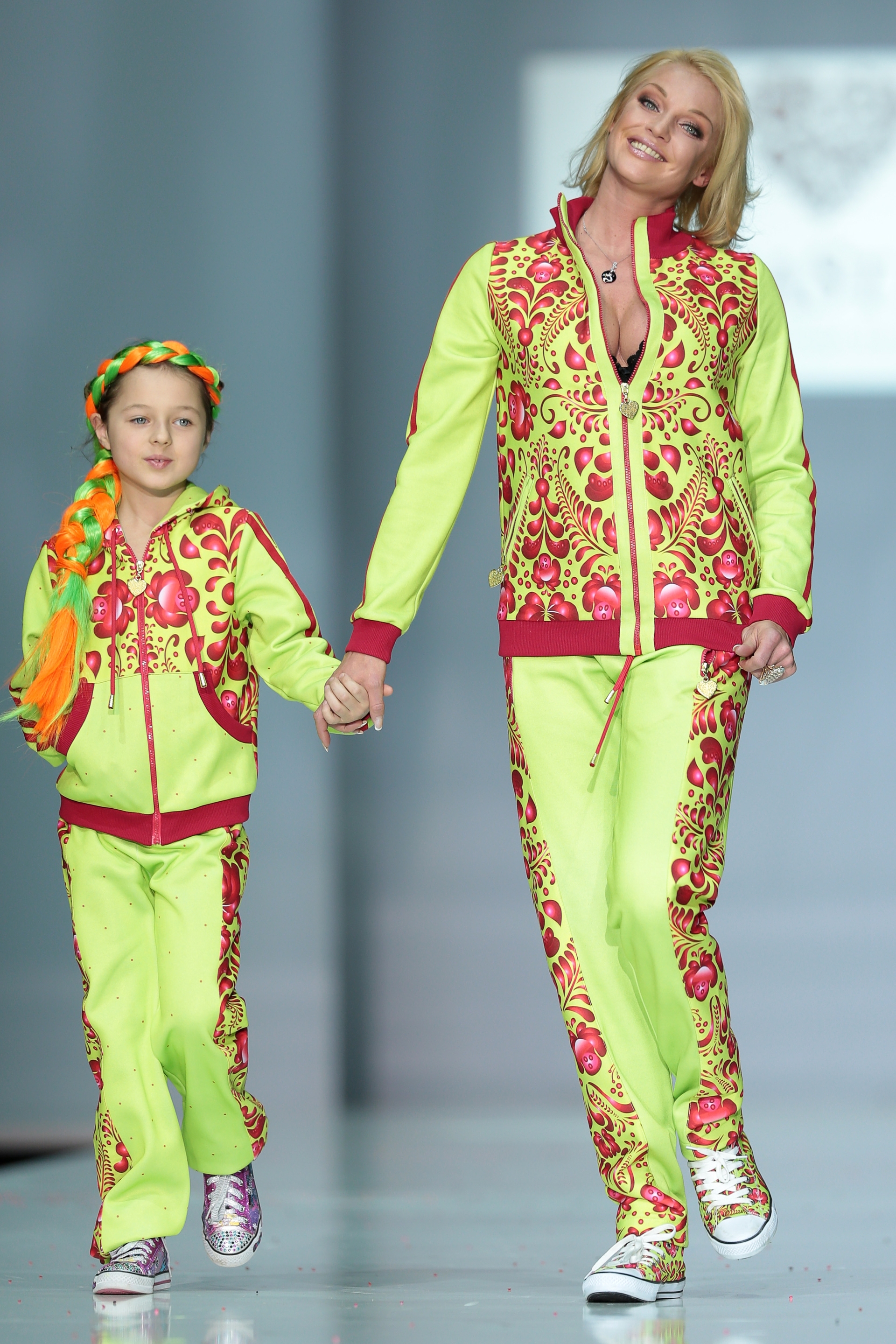 Балерина Анастасия Волочкова с дочерью Ариадной демонстрируют одежду из новой коллекции марки YanaStasia в рамках Недели моды в Гостином дворе в Москве
