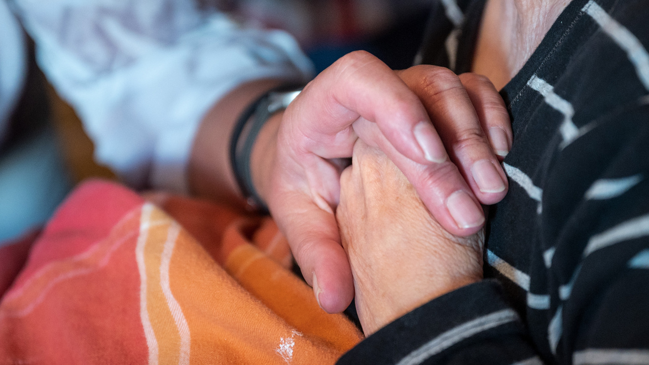 Перечислены основные симптомы болезни Паркинсона - Мослента