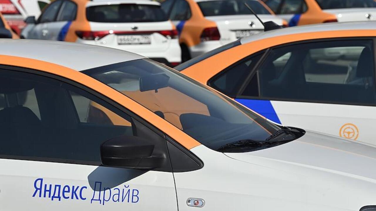 В Подмосковье припаркованным во дворе авто каршеринга прокололи колеса ...