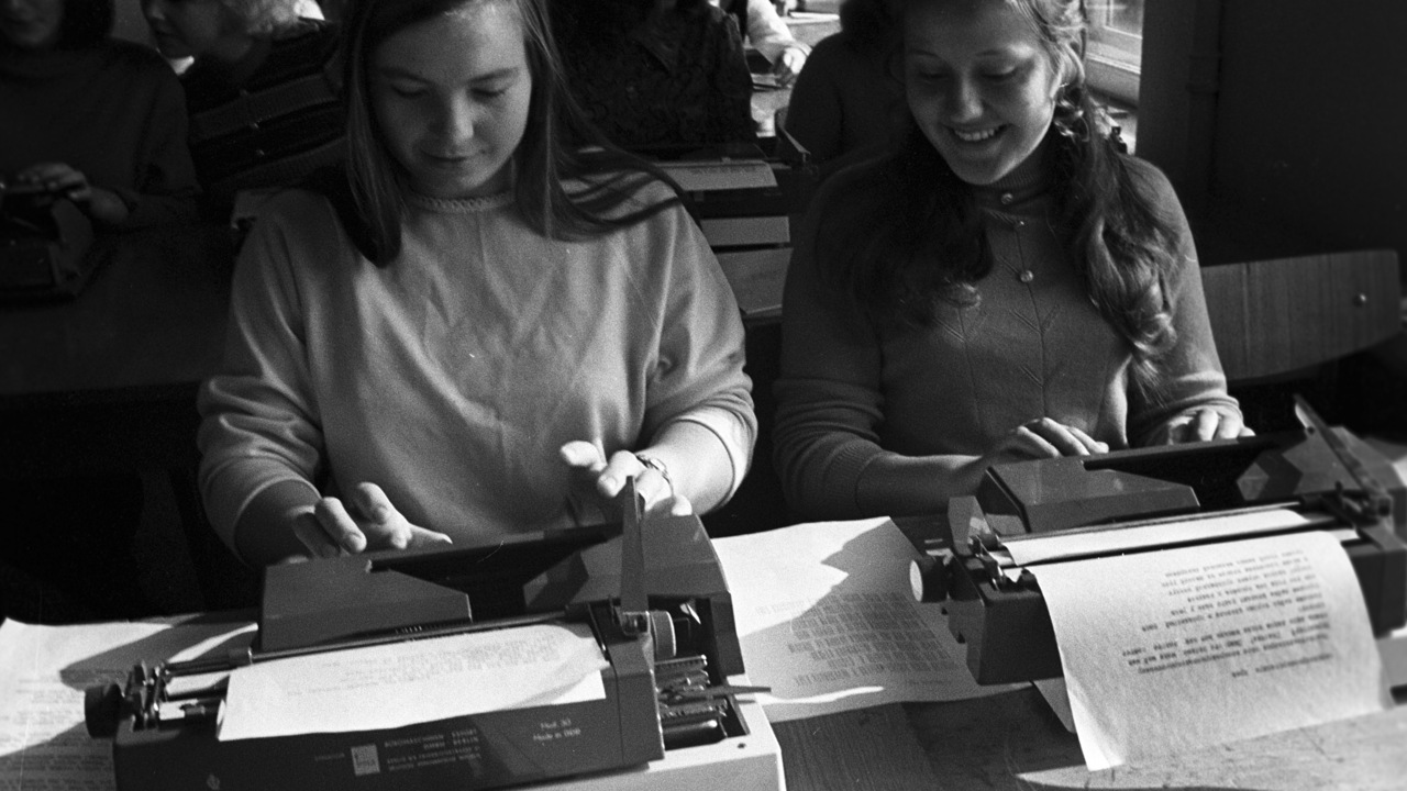 Названы имена любимых машинисток Константина Симонова и Евгения ...