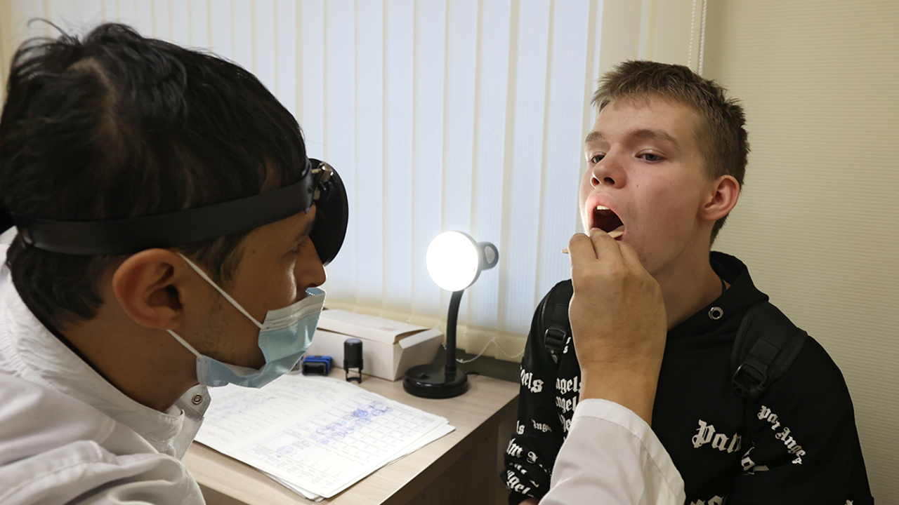 Доктор Мясников перечислил показания к удалению миндалин - Мослента