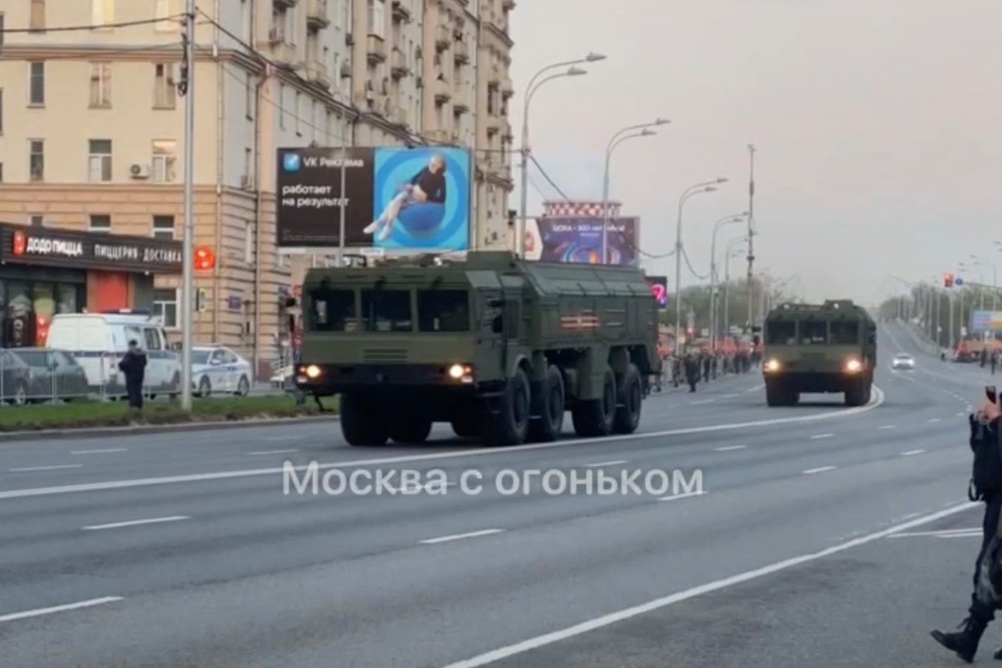 Длинная колонна военной техники проехала по центру Москвы и попала на видео  - Мослента