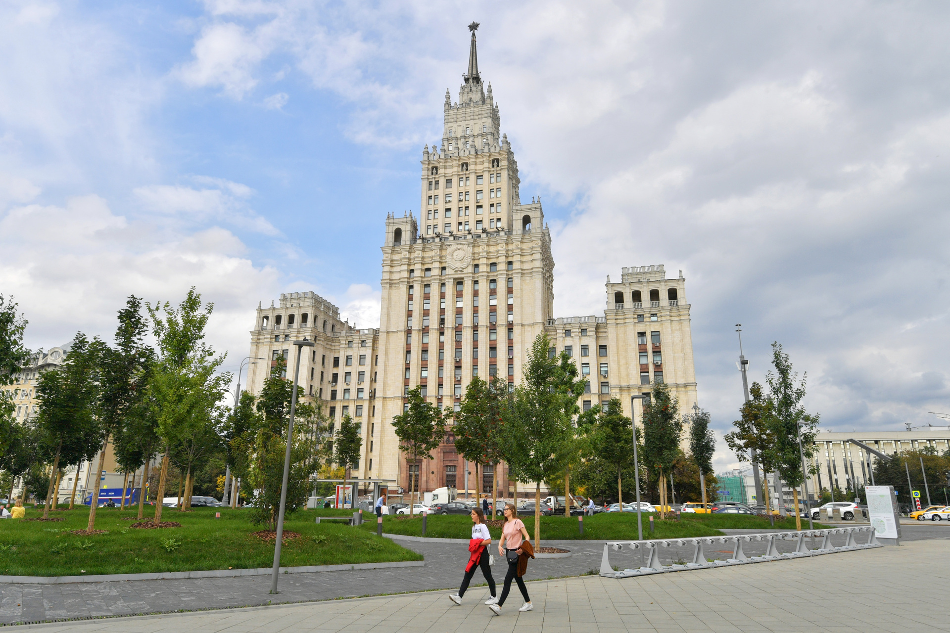 Высотное здание на площади Красных Ворот в Москве