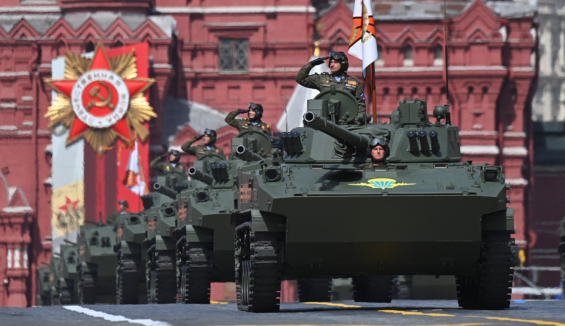 Боевые машины десанта БМД-4М на военном параде, посвященном 77-й годовщине Победы в Великой Отечественной войне, на Красной площади в Москве.