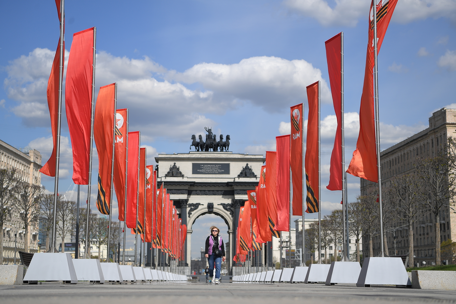 Праздничные флаги ко Дню Победы на Кутузовском проспекте в Москве. На заднем плане Триумфальные ворота