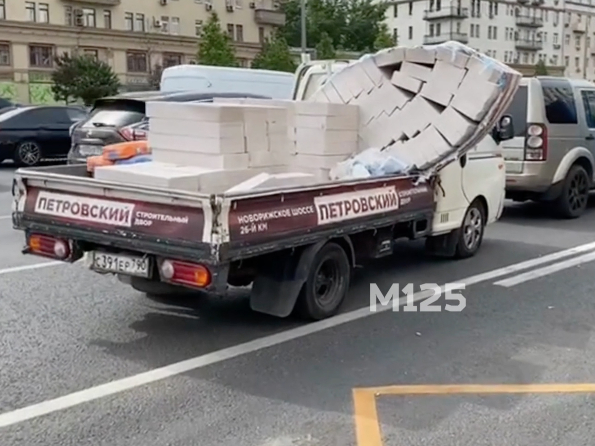 Грузовик-«Пизанская башня» проехал по улице в Москве и попал на видео -  Мослента