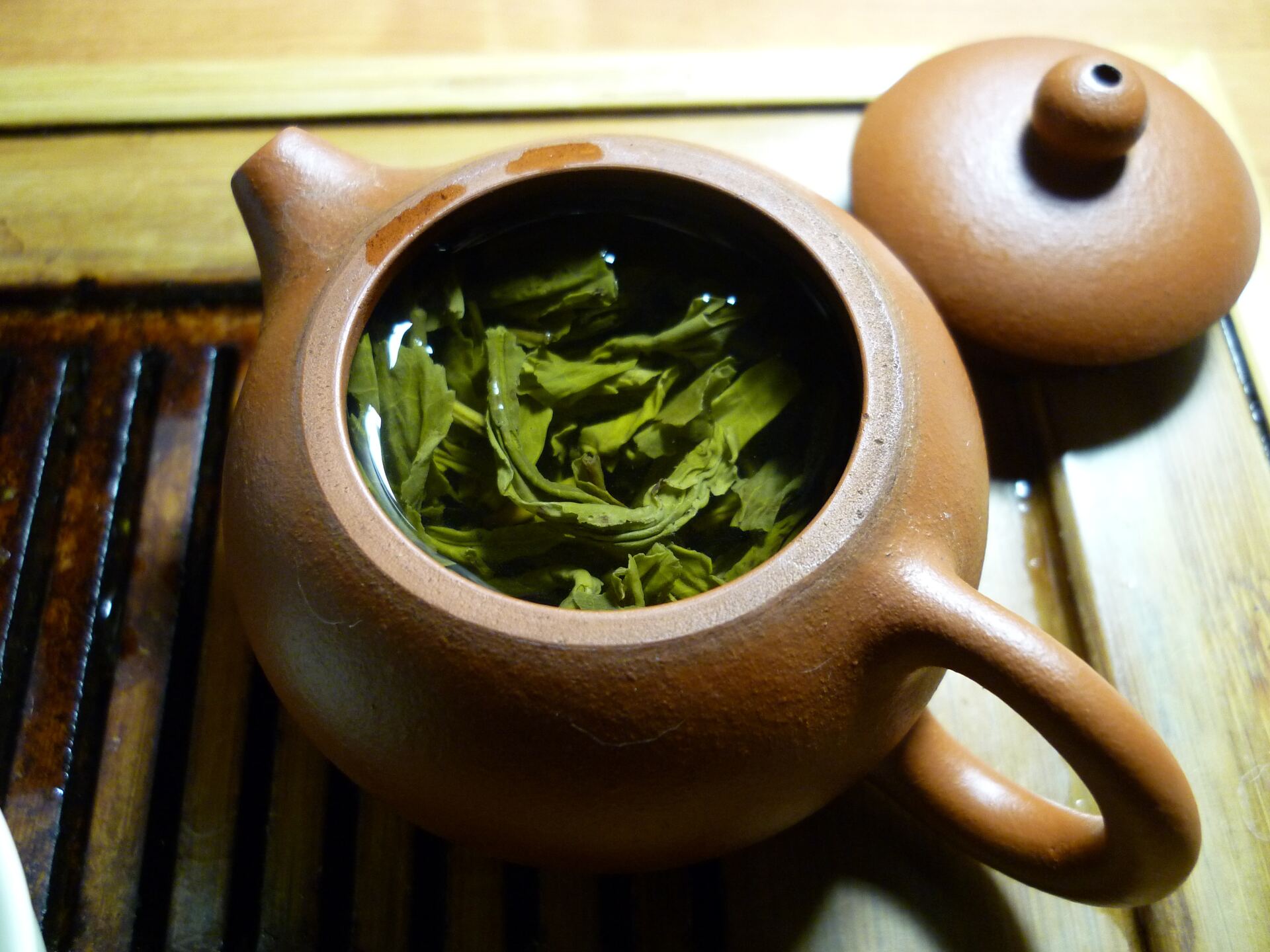 Диетолог Гинзбург назвал орехи и зеленый чай сдерживающими старение продуктами
