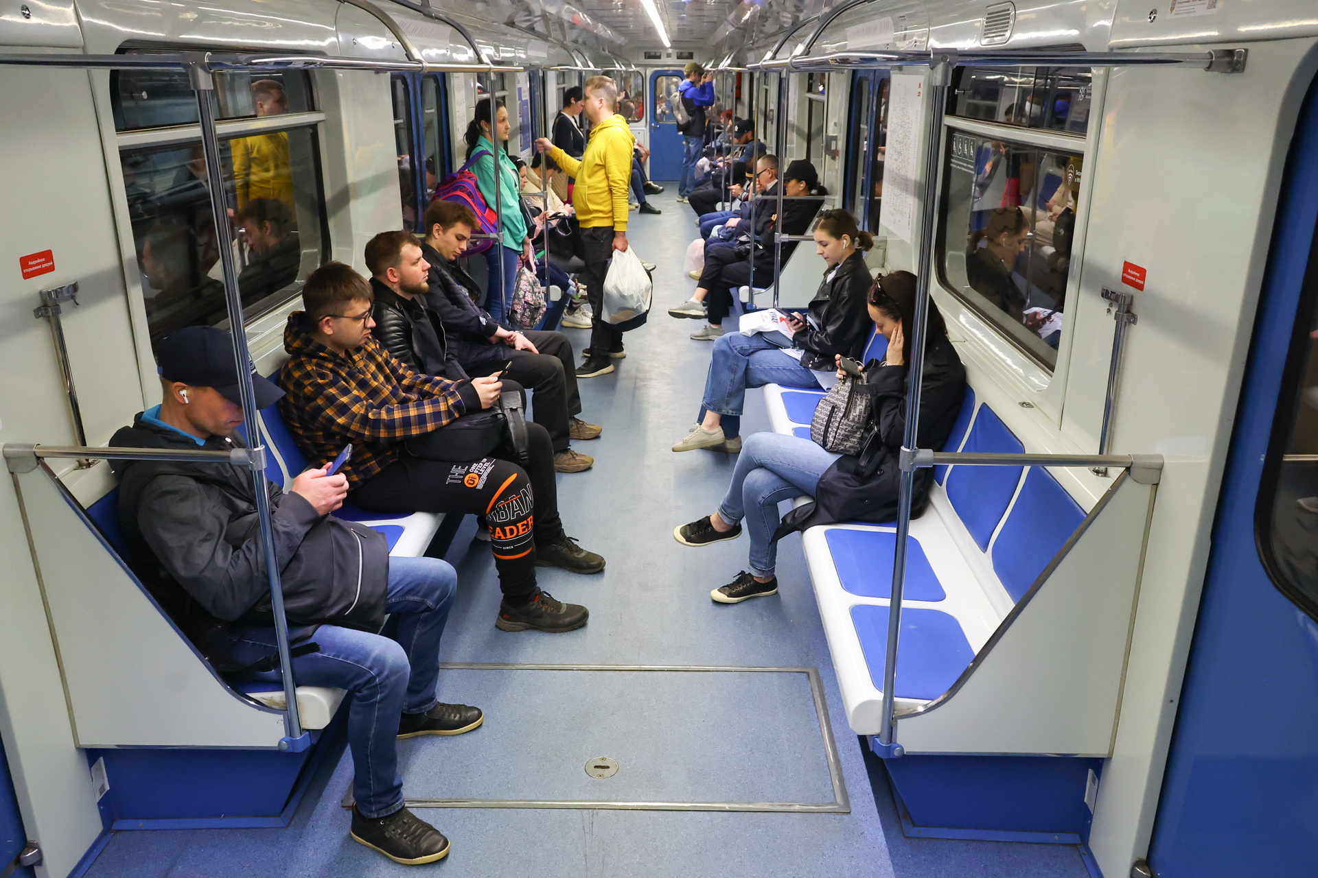 Люди в поезде на Большой кольцевой линии (БКЛ).
