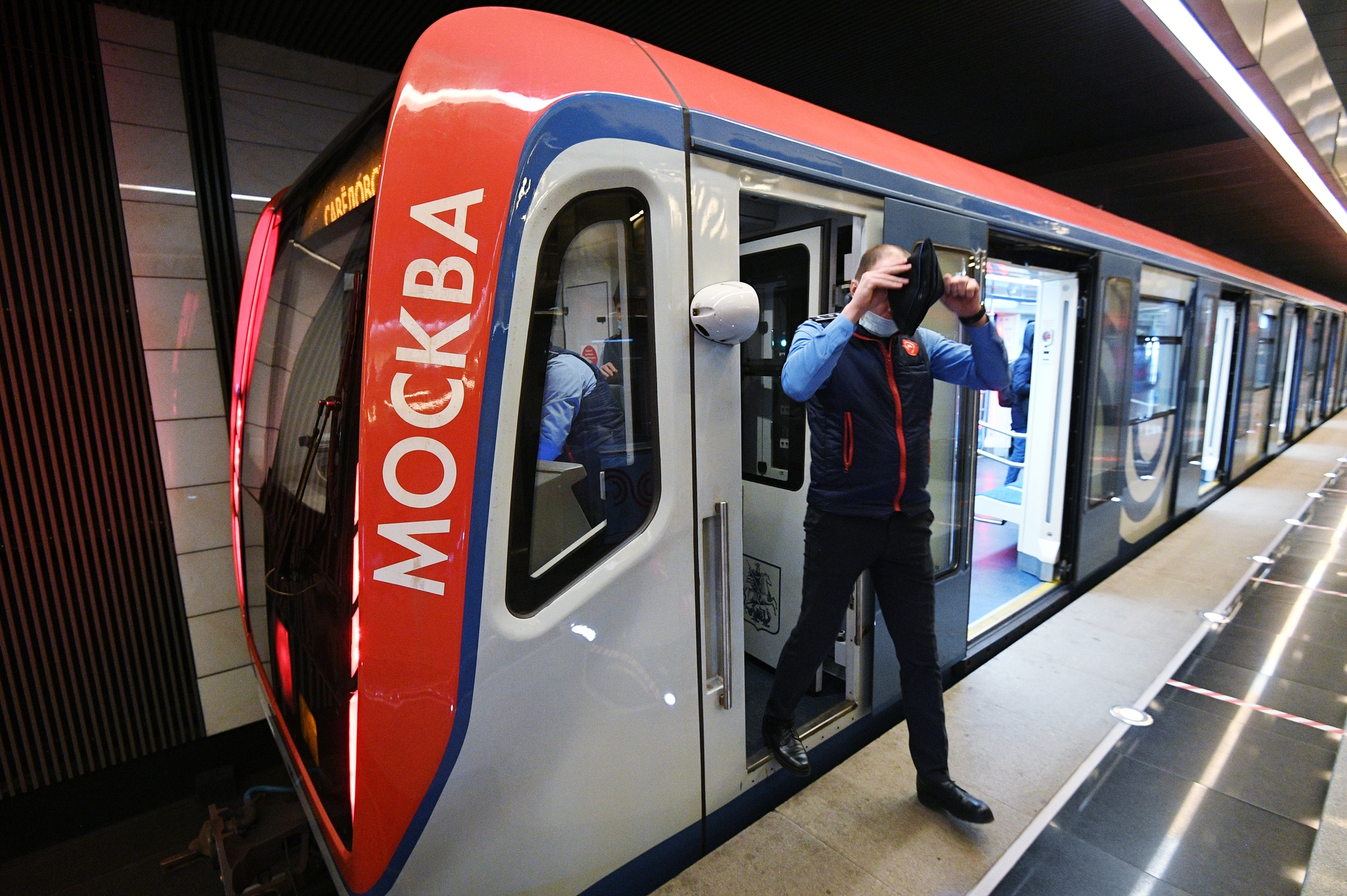 Перечислены плюсы инновационных поездов в московском метро - Мослента