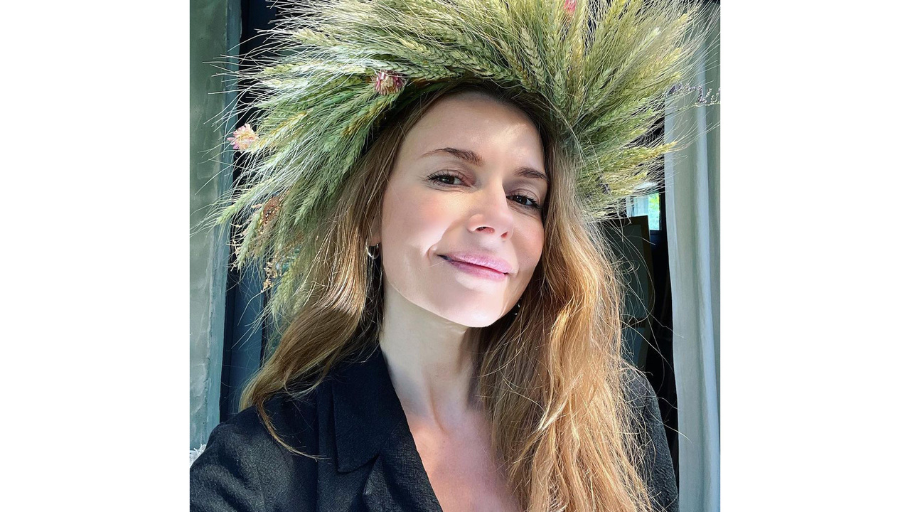 Пользователи сети восхитились фотографией Любови Толкалиной в венке ...