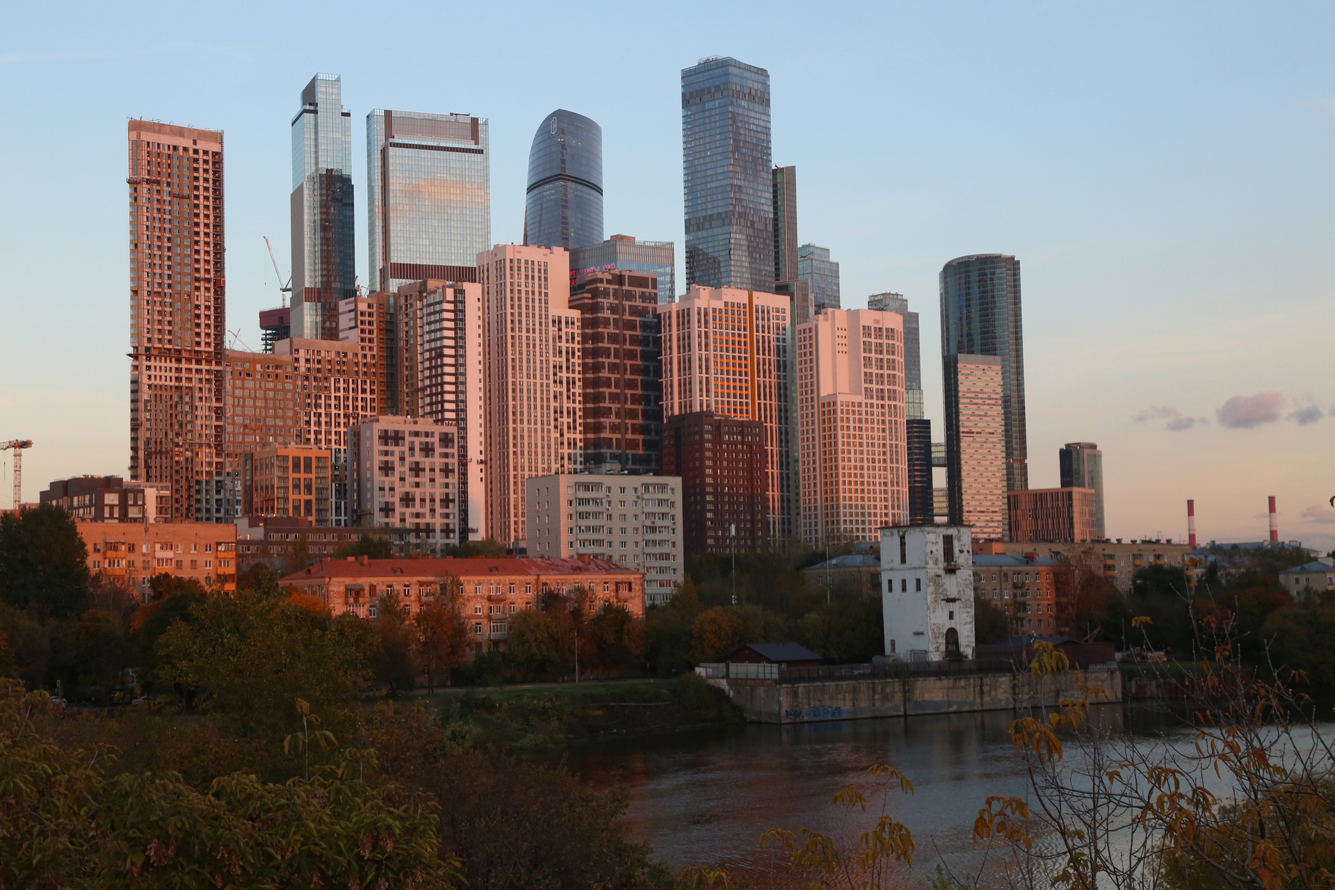 Октябрь сити. Многоквартирный дом Москва Сити. Дома напротив Москва Сити. Дома с башенками в центре Москвы. Вид на Москву из башен в Сити вечером.