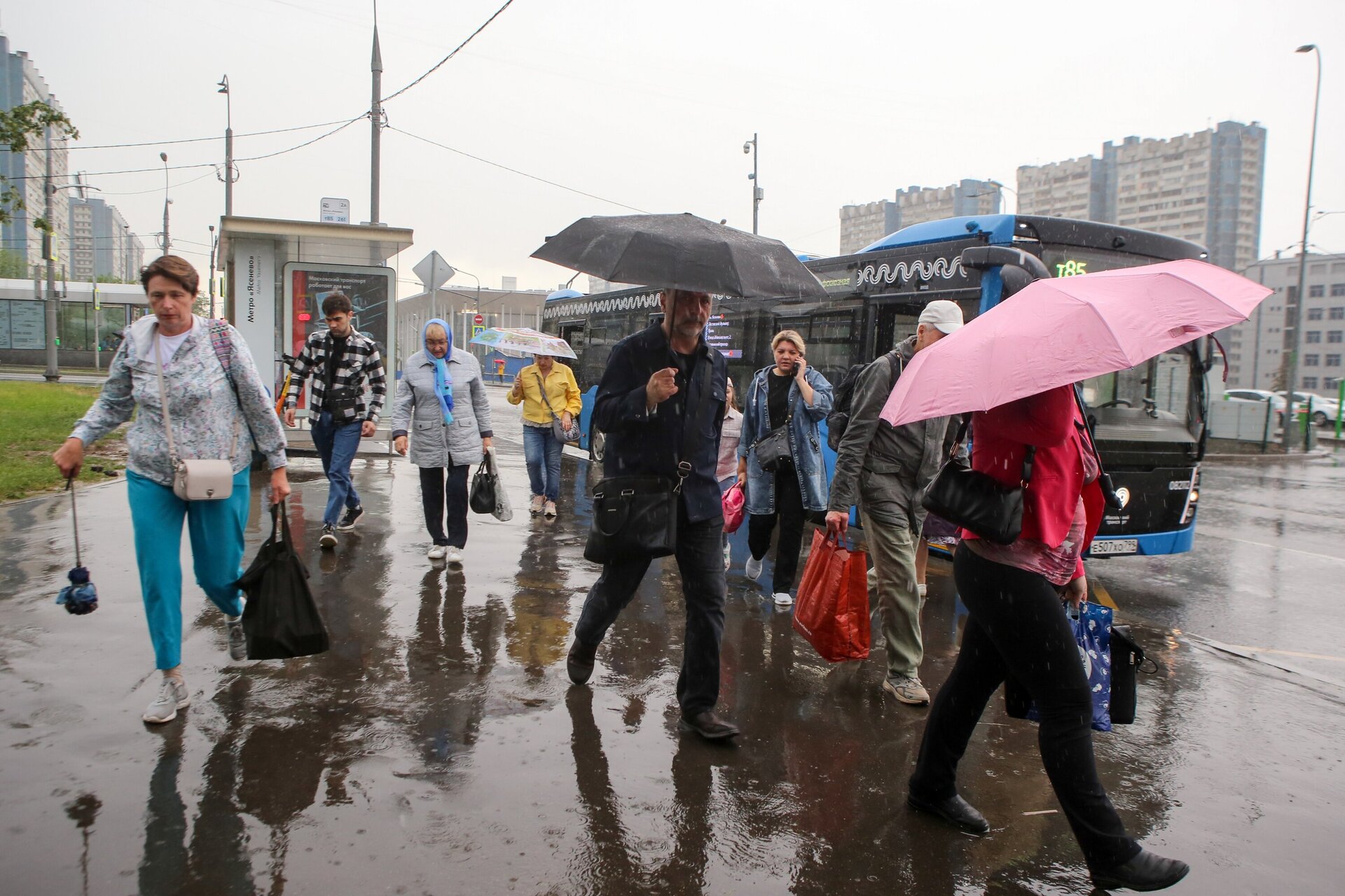 Свежие новости о погоде в москве. Сильный ливень. Дождь в городе. Ливень в Москве. Дождливый город.