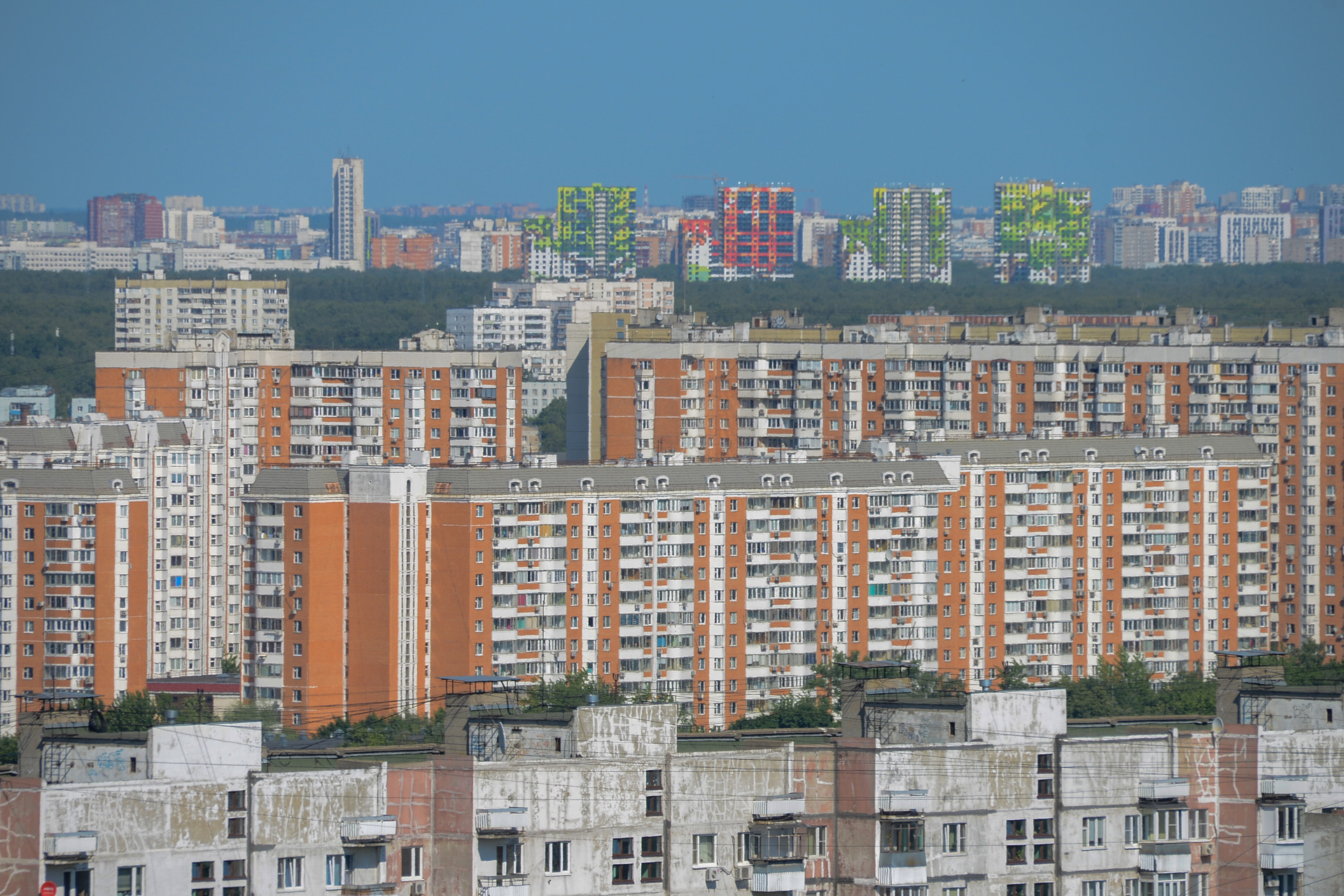 Стоимость первичного жилья в Москве и других крупных городах России упала впервые за год