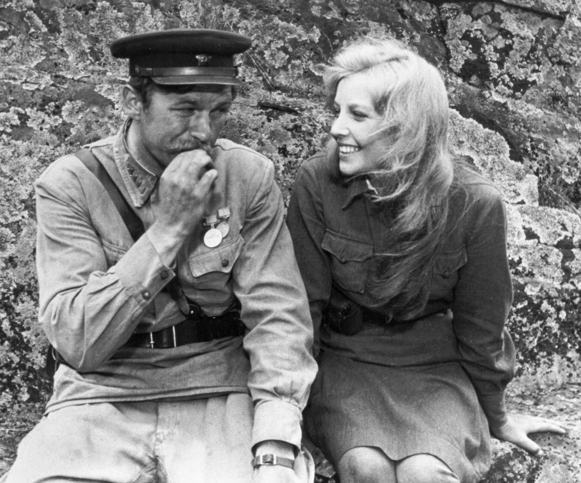 Бетінде отырған атлас трусикидегі әйелдердің фотосуреттері