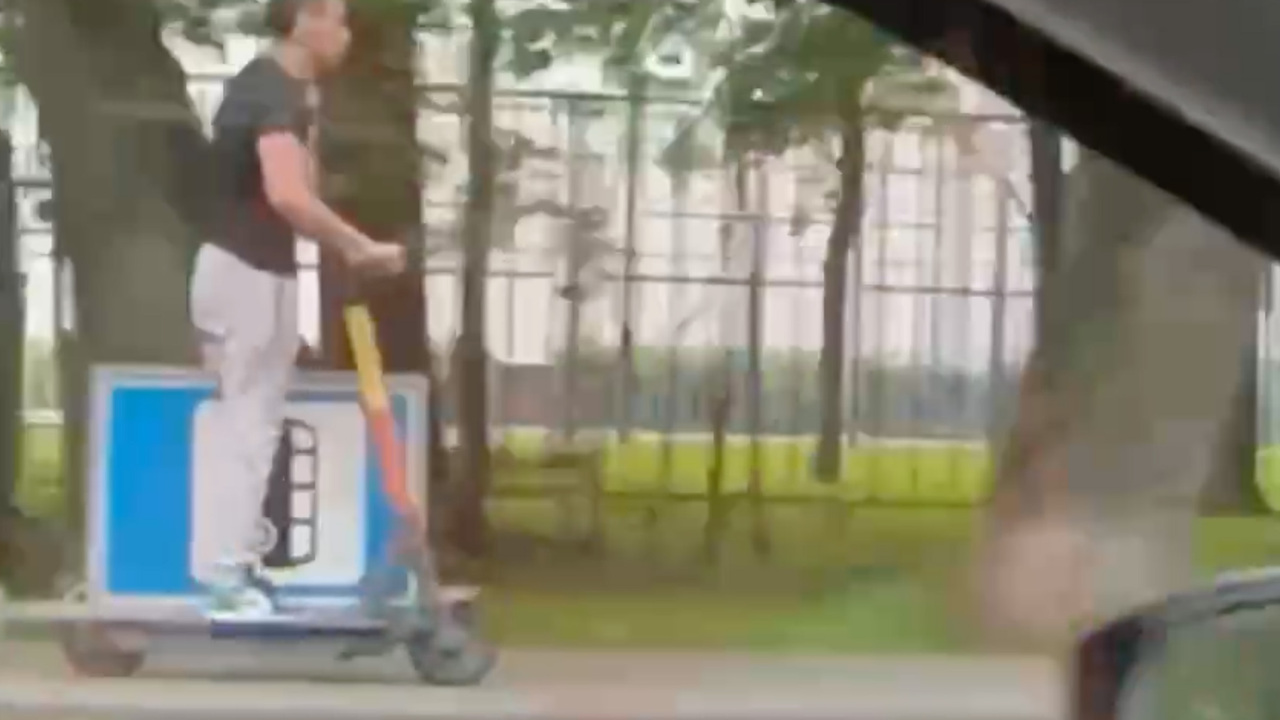 Мужчина на самокате с дорожным знаком между ногами попал на видео в ...