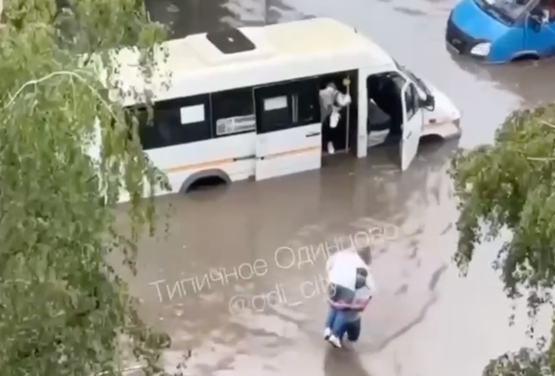 В Одинцово водитель маршрутки перенес женщину на руках через затопленную  улицу - Мослента