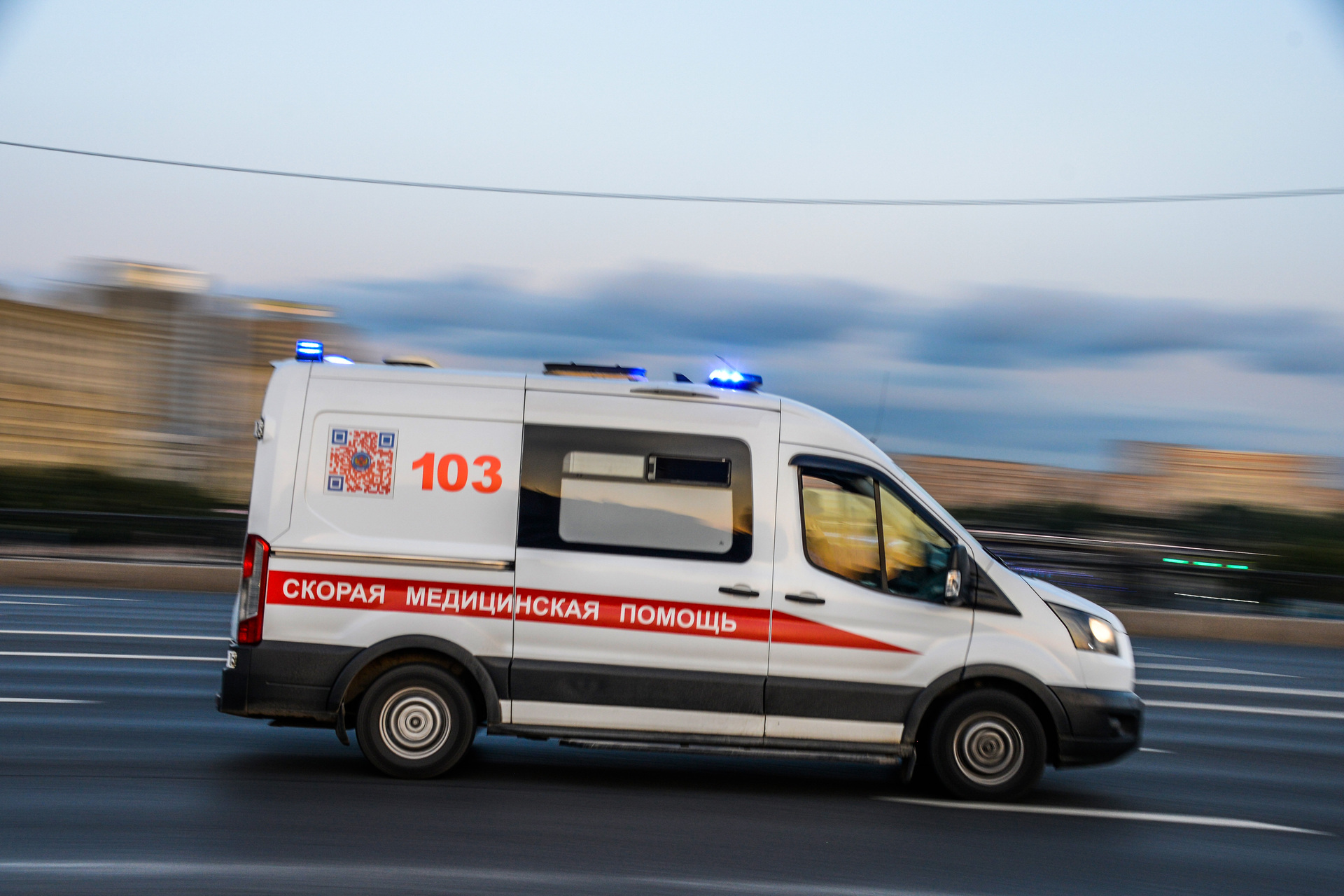 На козырьке подъезда многоэтажки в Москве обнаружили тело девушки 