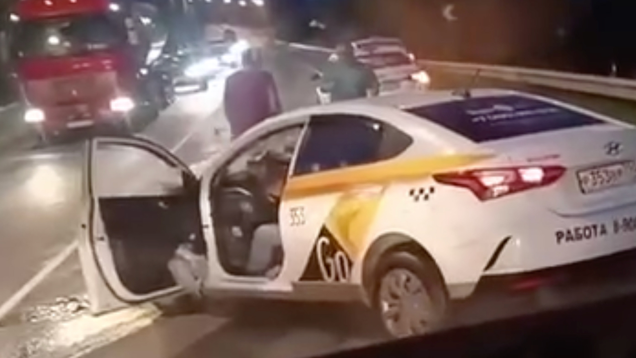 Последствия аварии с участием фуры и такси попали на видео - Мослента