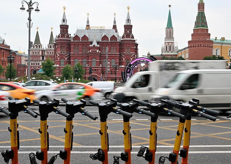 Сервисы кикшеринга запретили пользоваться самокатами на улице Спиридоновке в центре Москвы