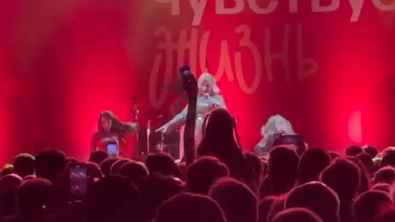 Видео выступления Лады Дэнс после ДТП заставило россиян поспорить ...