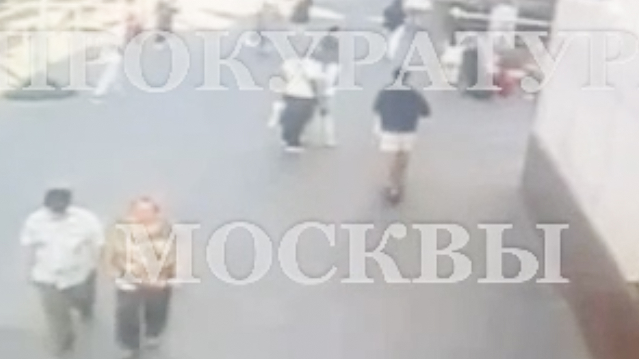 Самокатчик сбил <b>ребенка</b> в центре Москвы и попал на видео.