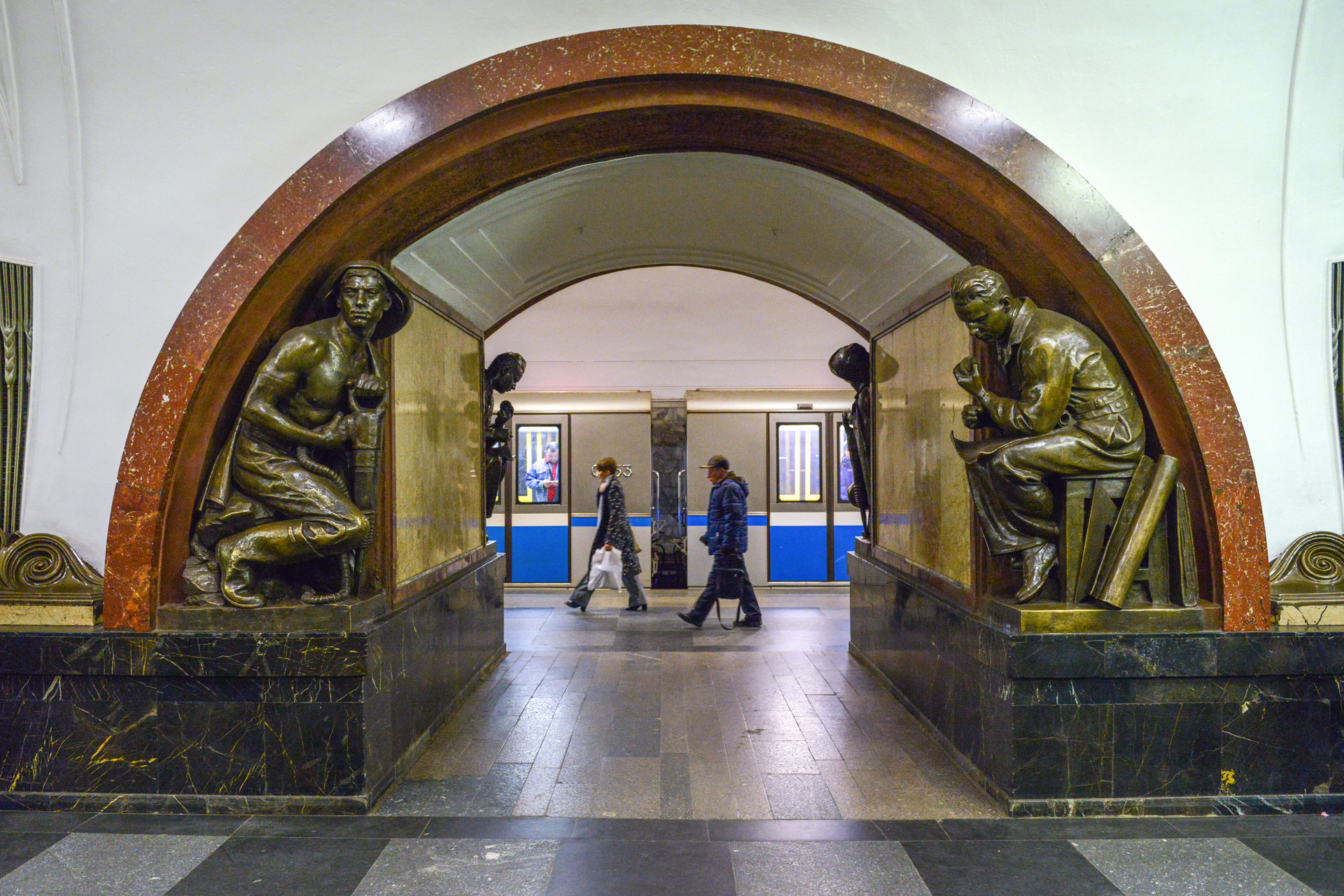 В честь кого назвали метро. Станции метро в Москве. Музей метро в Москве. Служебные тоннели метро от станции площадь революции. Самые перегруженные станции метро Москвы.