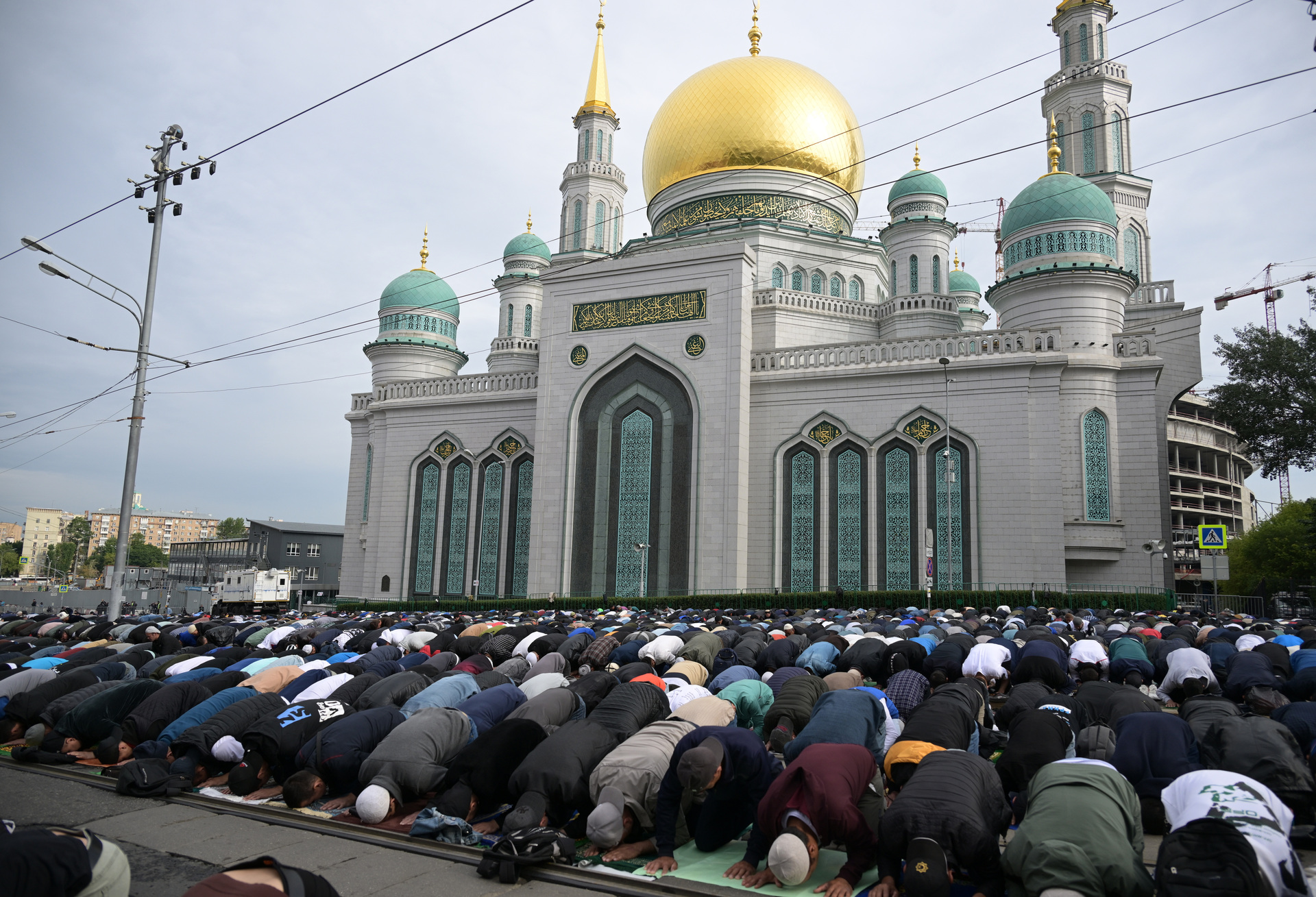 Намаз в москве ураза байрам. Московская Соборная мечеть. Курбан байрам Московская Соборная мечеть.