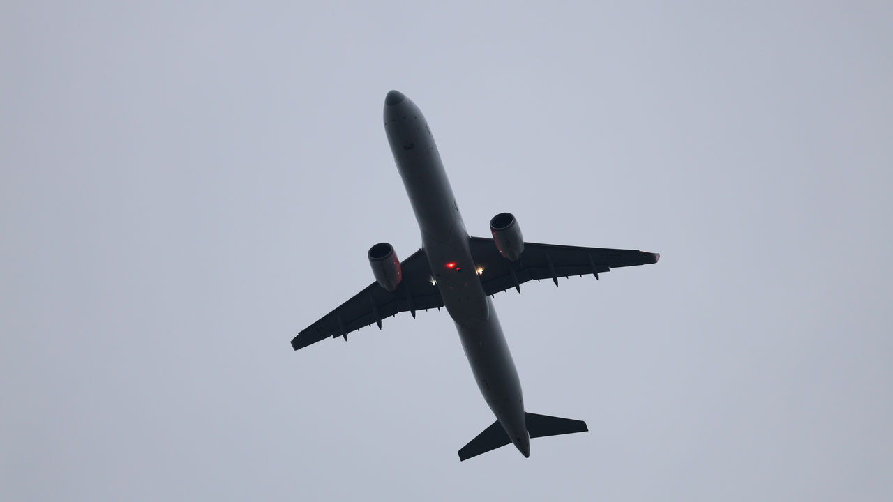 Вылетевший из Москвы в Стамбул самолет совершил экстренную посадку ...