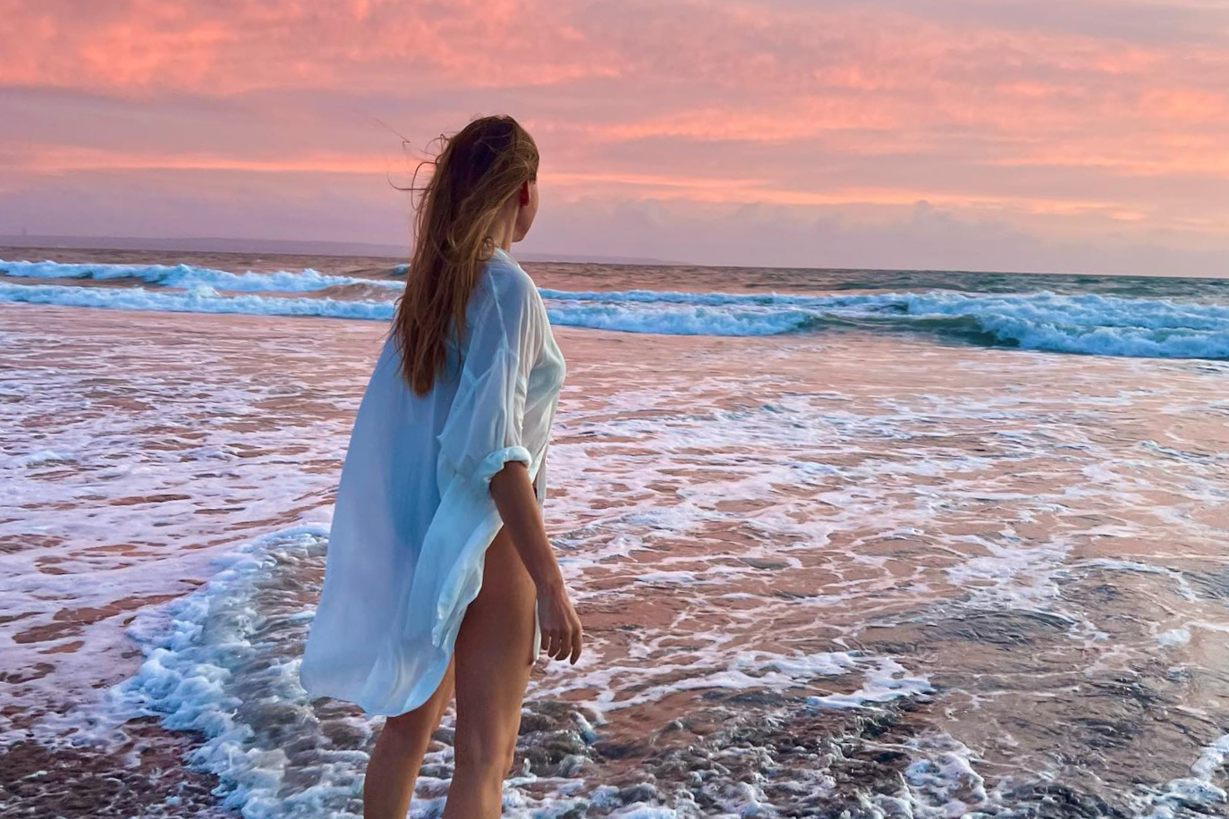 девушки на пляже в купальниках. съемки фильма пляж. съемки на пляже видео. девушка фотографирует. пираты карибского моря кадры со съемок.