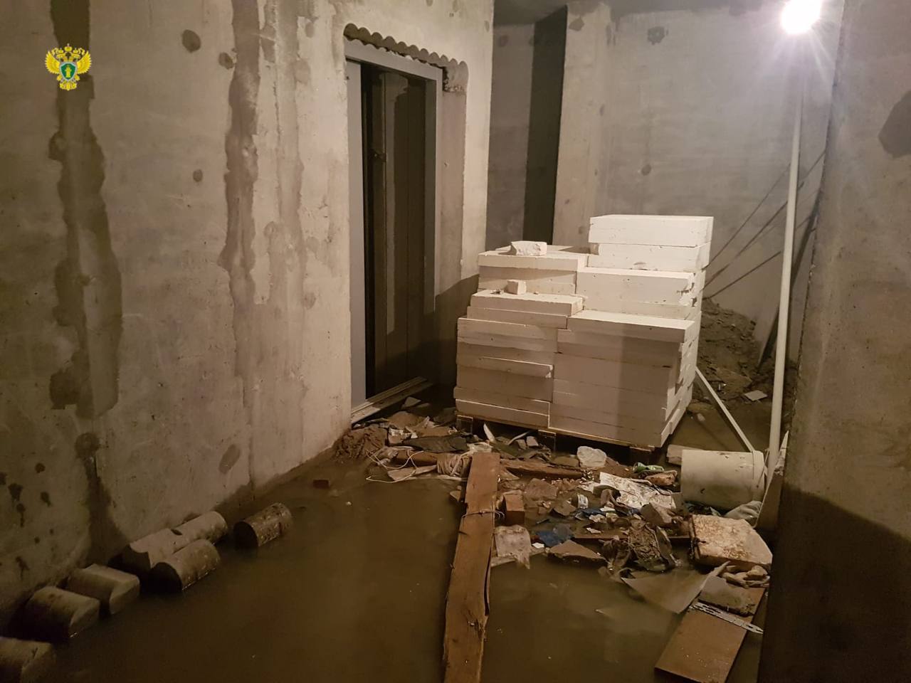 Рабочий упал в шахту лифта в строящемся жилом доме в Москве