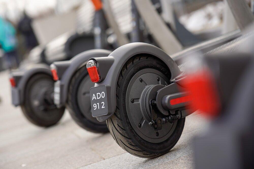 Мужчина утопил несколько электросамокатов в Москве-реке