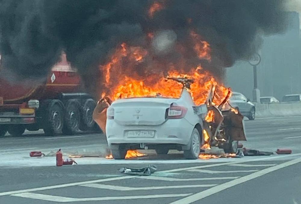 Загоревшийся на МКАД автомобиль попал на видео