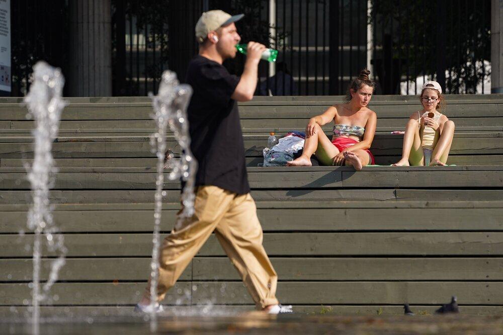 Аномально жаркую погоду с грозами пообещали москвичам