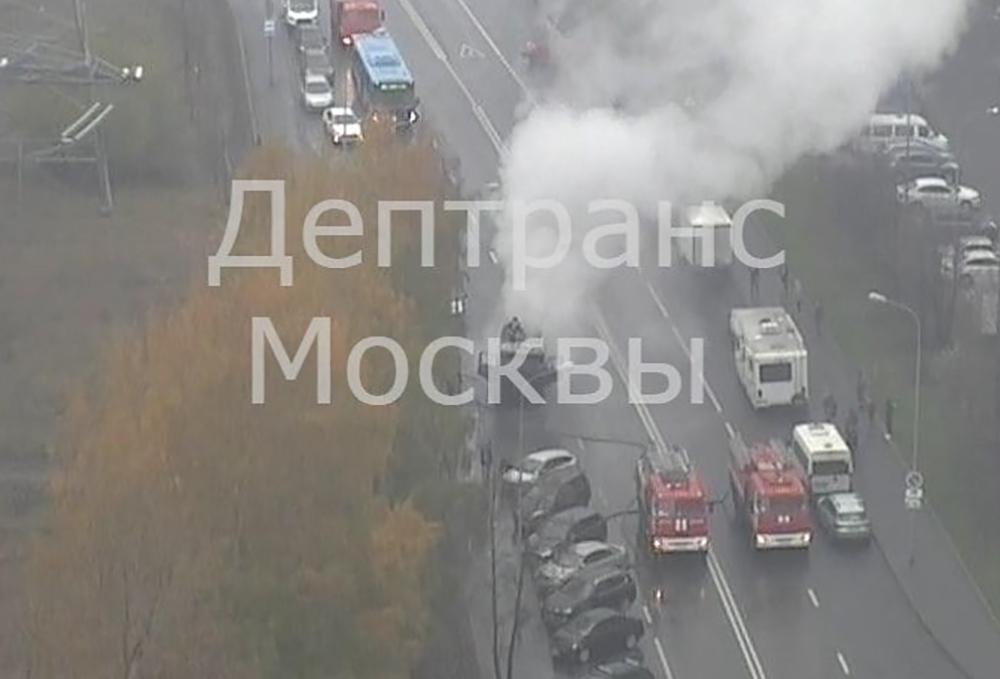 Возгорание нескольких автомобилей попало на видео в Москве 