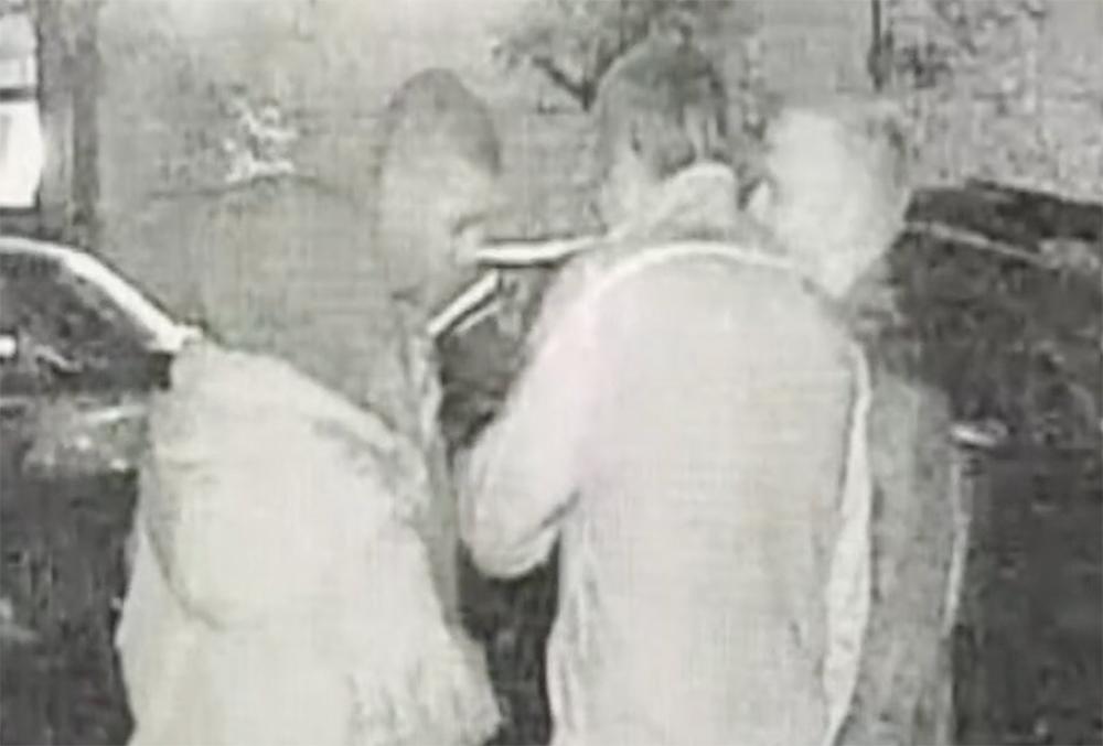 Групповое избиение мужчины родственником с друзьями в Москве попало на видео