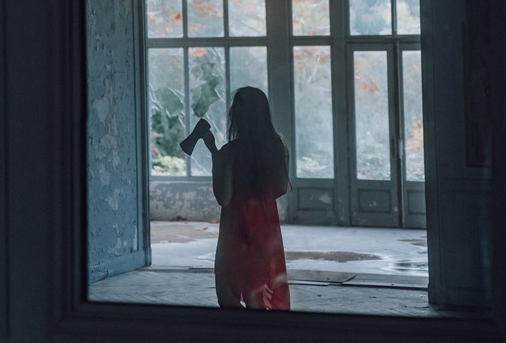 Девушку с топором заметили в московском автобусе