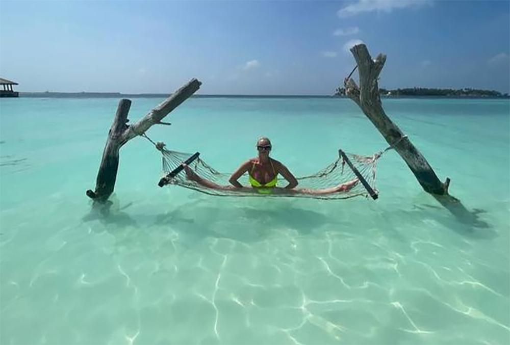 Волочкова села на шпагат в бикини и развеселила пользователей сети